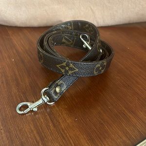 LOUI VUITTON monogram strap.